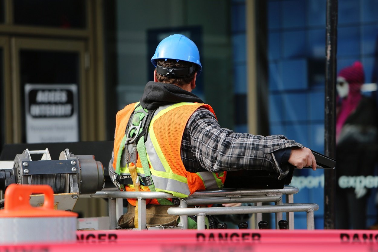construction worker wearing fall protection